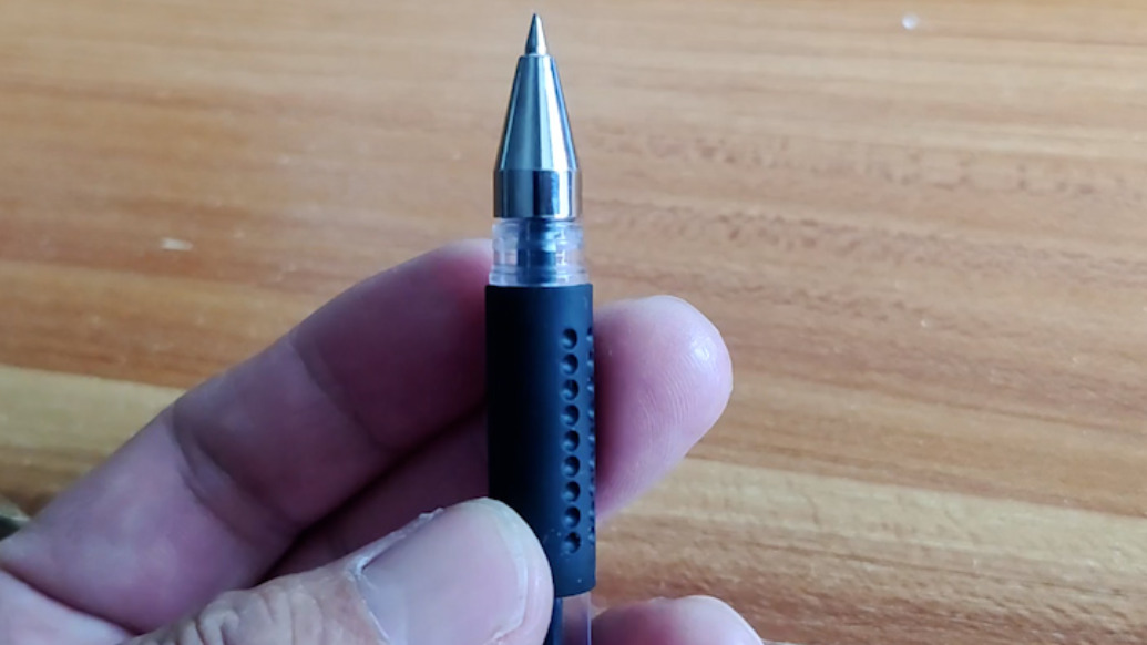 男子眼睛疼痛就醫(yī)，醫(yī)生手術(shù)從眼眶取出“藏”了27年的圓珠筆筆尖