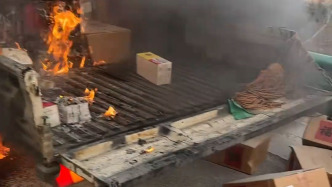 大貨車突然起火，路過司機按喇叭提醒幫卸貨挽回損失