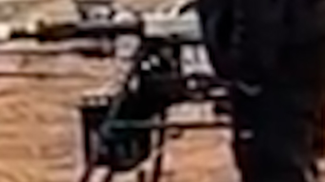 四川巴中村民用无人机运猪挂电线上：12人抢修3小时，抢修成本近万元