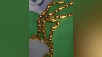 撿到裝有20克金項鏈的背包，公交司機(jī)上交尋失主