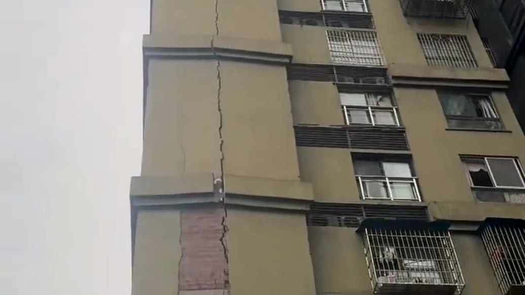 重慶涪陵回應(yīng)“居民樓出現(xiàn)50米長(zhǎng)裂縫”：煙道火情導(dǎo)致外墻保溫層出現(xiàn)裂縫