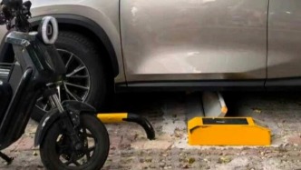 佛山“升降板卡底盤”收路邊停車費(fèi)惹爭(zhēng)議，運(yùn)營(yíng)方：催繳難度大