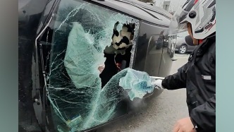 私家车侧翻司机被困，路过男子砸窗掰玻璃施救