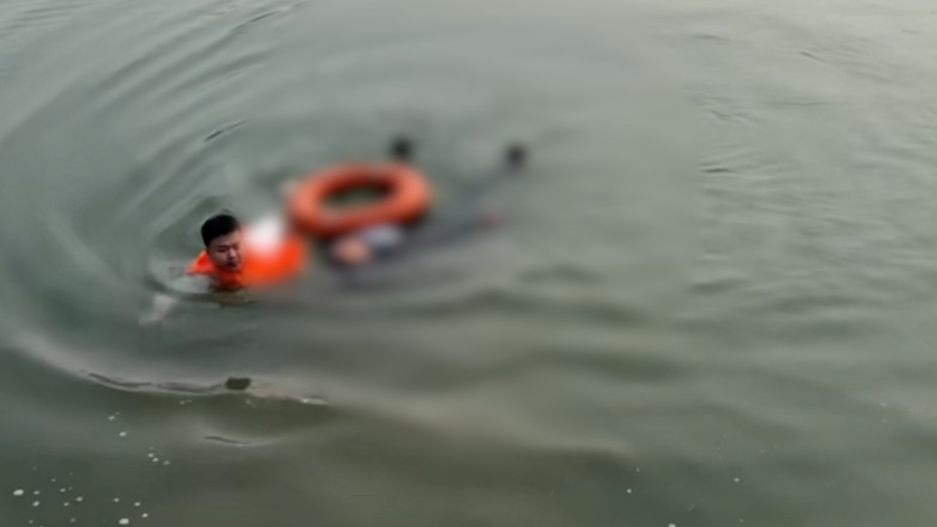 争分夺秒！发现水面漂浮者有动静，男子果断下水施救