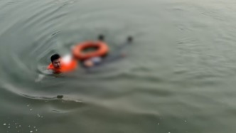 争分夺秒！发现水面漂浮者有动静，男子果断下水施救