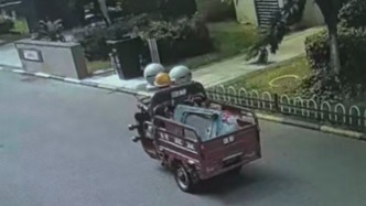 武漢3歲男童小區(qū)內(nèi)遭送貨三輪車撞倒身亡，街道：孩子自己摸的把手