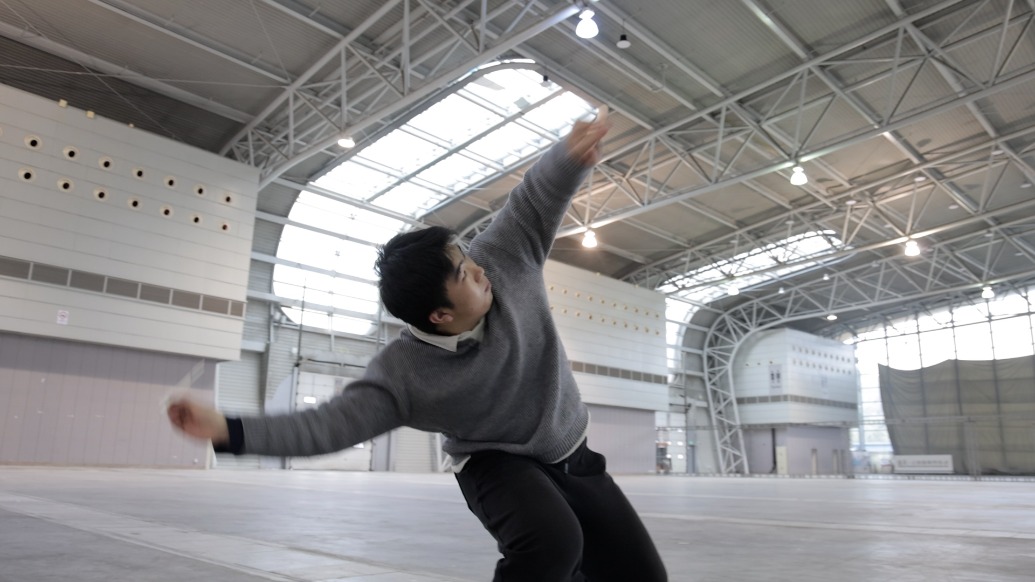 把纸飞机投出近百米的世界纪录需要多大力气？