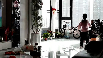 電視彈出地震預(yù)警，7歲娃拉著80歲太姥姥逃生