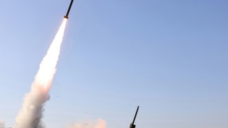 朝鮮導(dǎo)彈總局進(jìn)行大口徑火箭炮武器系統(tǒng)試射