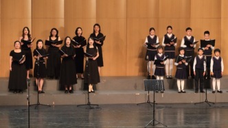 驚喜同臺(tái)！媽媽們“秘密”行動(dòng)與孩子合唱，用歌聲訴說(shuō)愛(ài)