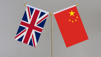 斯塔默訪華之際英國(guó)駐華大使用中文吹風(fēng)：兩國(guó)“要一起干事兒”