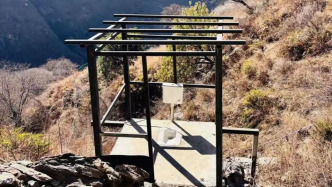 云南虎跳峡一“露天厕所”成打卡点，景区：系拆除到一半的违规建筑