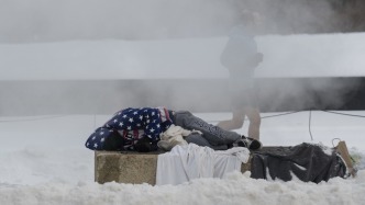 第1現(xiàn)場(chǎng)｜冬季風(fēng)暴已致美國(guó)51人喪生：市民點(diǎn)燃?xì)馊∨?，流浪漢危在旦夕