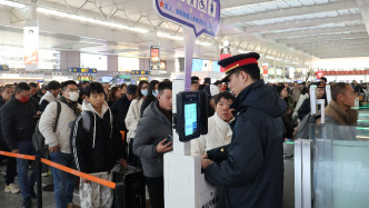 以二次元元素融合中華傳統(tǒng)文化，上海南站打造全國(guó)首個(gè)高鐵“痛站”