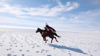 賀嬌龍事跡寫入新疆維吾爾自治區(qū)政府工作報告，人民日報刊文紀念