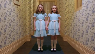 每個(gè)鏡頭至少拍35遍的《閃靈》，如何從爛片到留名影史