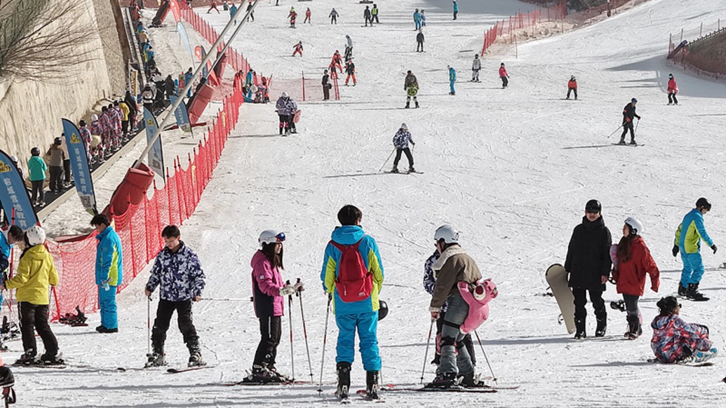 民航局：春節(jié)前后是冰雪旅游旺季，鼓勵(lì)航空公司優(yōu)化冰雪運(yùn)動(dòng)裝備托運(yùn)服務(wù)流程