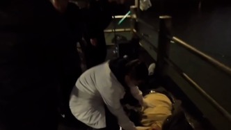 男子突發(fā)疾病倒地，多名路人跪地輪流幫做心肺復(fù)蘇