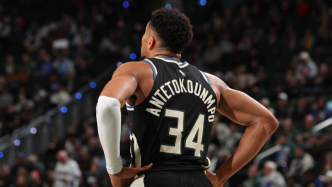 那封早已写好的辞职信，终于被字母哥亲手交给管理层