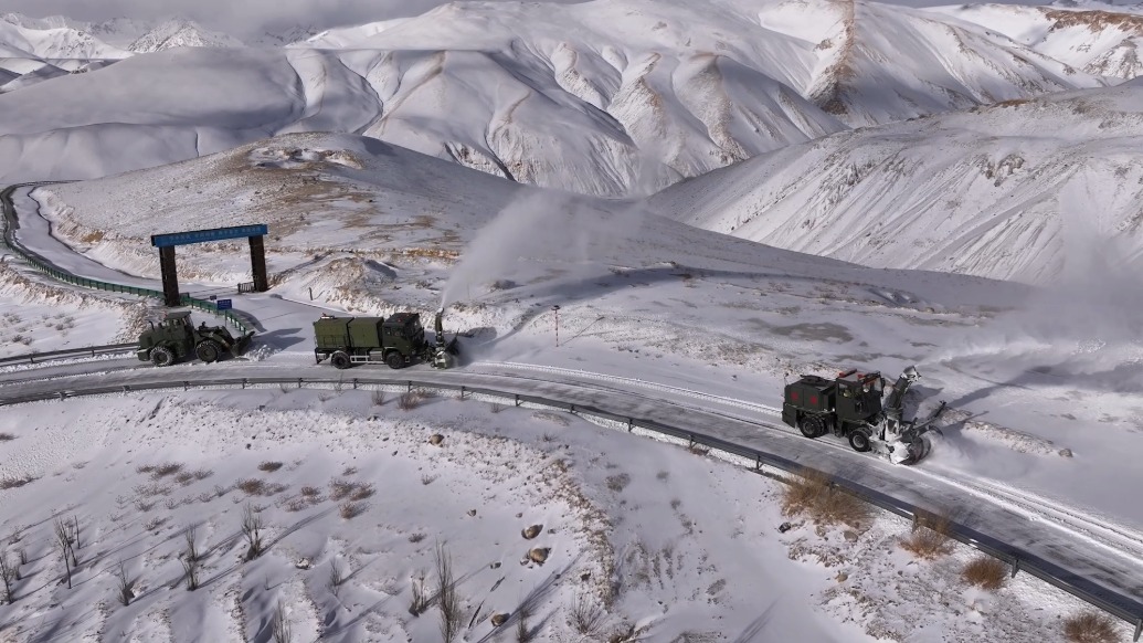 新藏公路積雪結冰，武警官兵搶通多個受阻路段