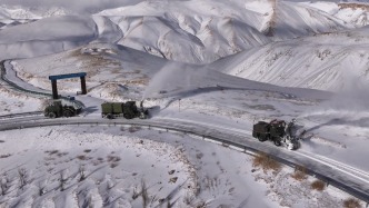 新藏公路積雪結(jié)冰，武警官兵搶通多個(gè)受阻路段