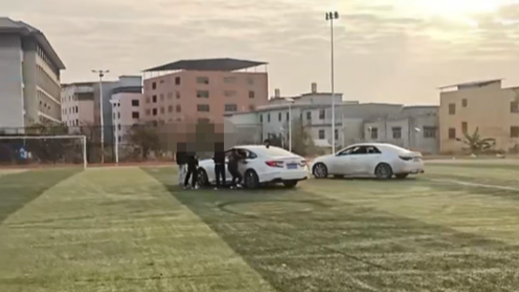 車輛闖入足球場漂移甩尾？廣西貴港交警：多部門正處理
