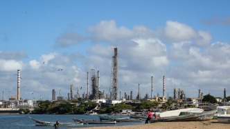 委內(nèi)瑞拉批準(zhǔn)全面石油改革削弱“國有化”，美國放松制裁恢復(fù)商業(yè)航班