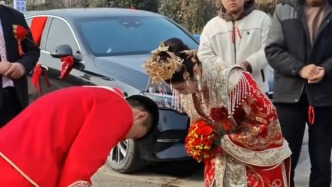 跨城結(jié)婚遇大霧，新人怕錯(cuò)過(guò)吉時(shí)在高速路口拜天地收獲路人祝福