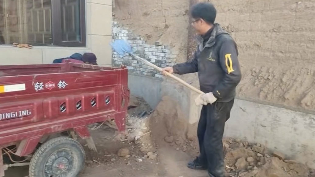 男子赴迭部地震灾区当志愿者：清理土块等，做点力所能及的事