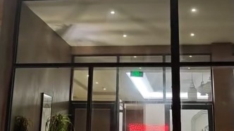 洗浴中心回应男子突闯女澡堂：派出所介入处置