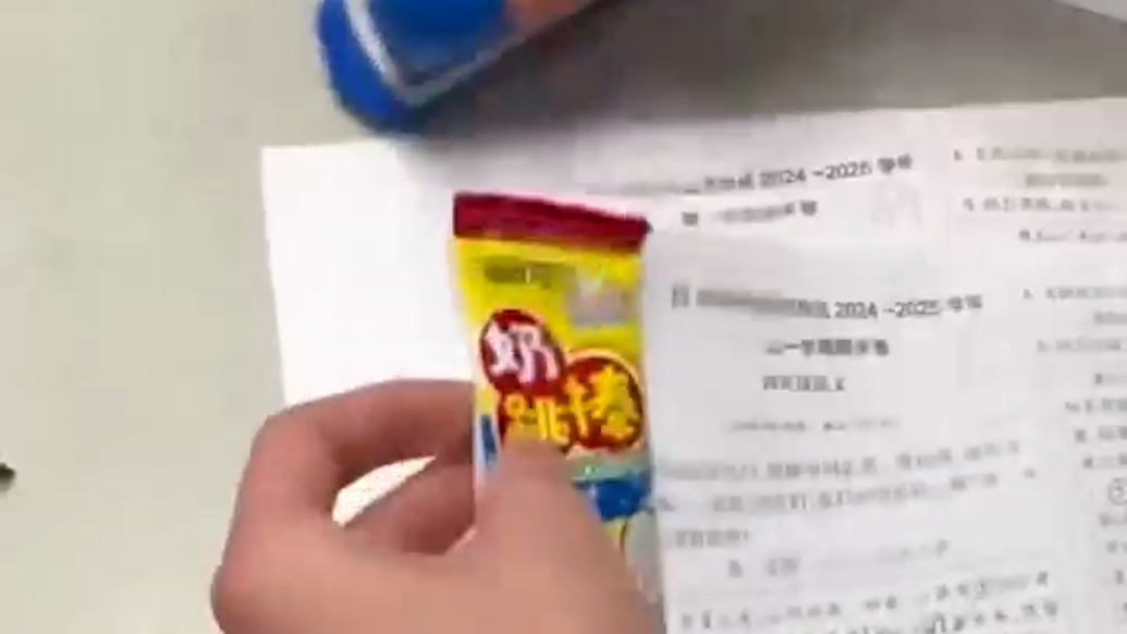 老師把小零食訂進試卷：多一點甜，多一點儀式感
