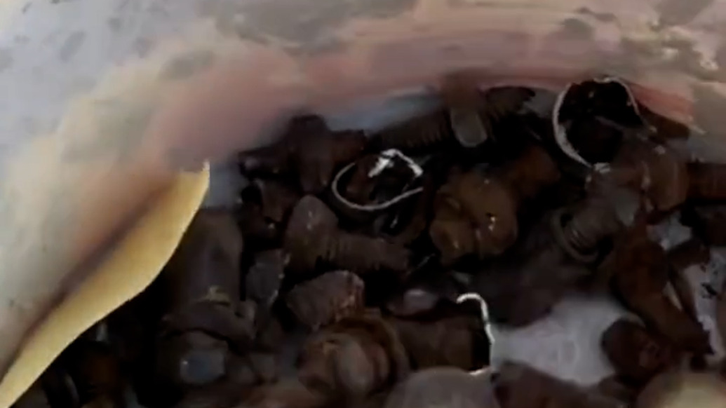 “路见不平”，热心大哥把幼儿园附近的地钉给磨平了