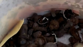 “路見不平”，熱心大哥把幼兒園附近的地釘給磨平了