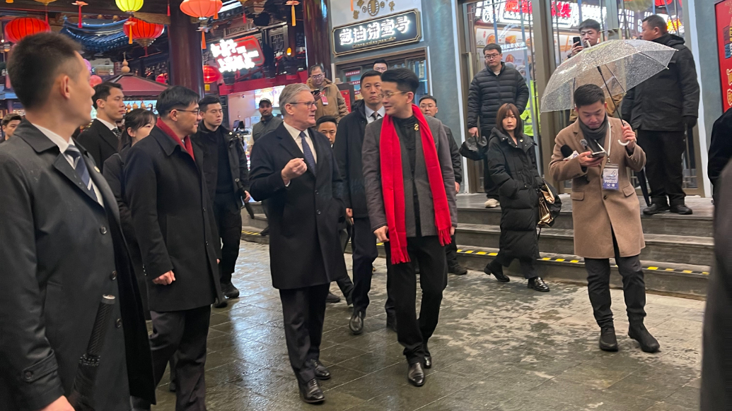 英国首相斯塔默参观上海豫园，向现场民众挥手致意