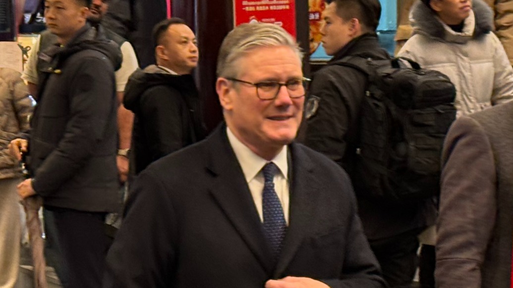 英国首相斯塔默抵沪:雨中漫步豫园,向人群挥手致意