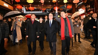 冒著細雨，英國首相斯塔默游豫園買小吃看花燈