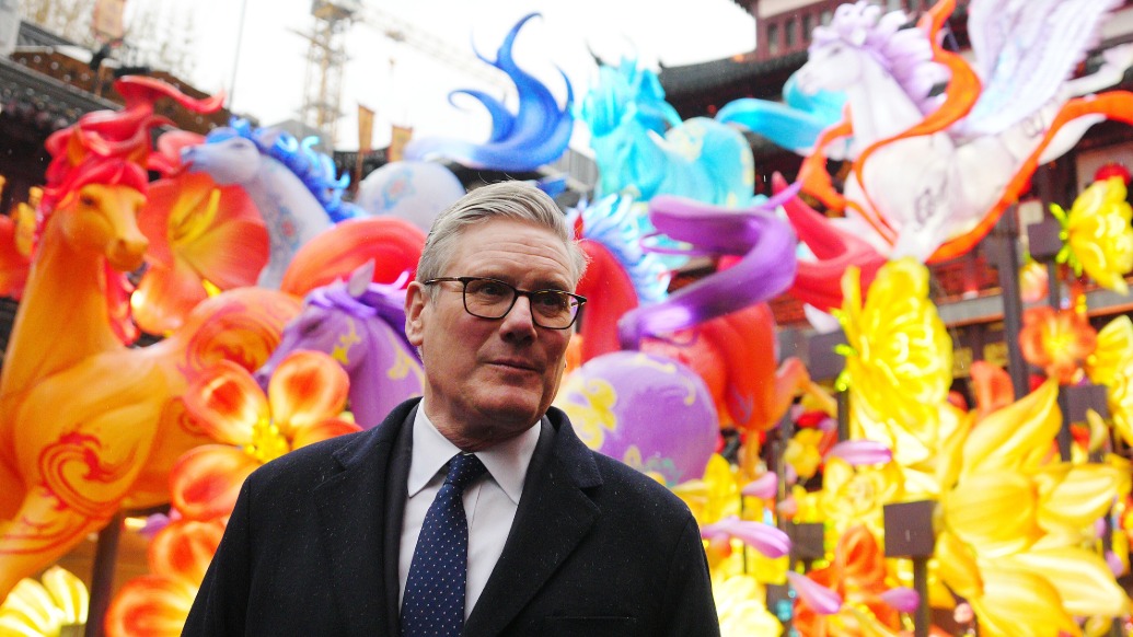 逛豫园看花灯，英首相雨中漫步九曲桥，“一马当先”开新局