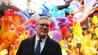 逛豫园看花灯，英首相雨中漫步九曲桥，“一马当先”开新局