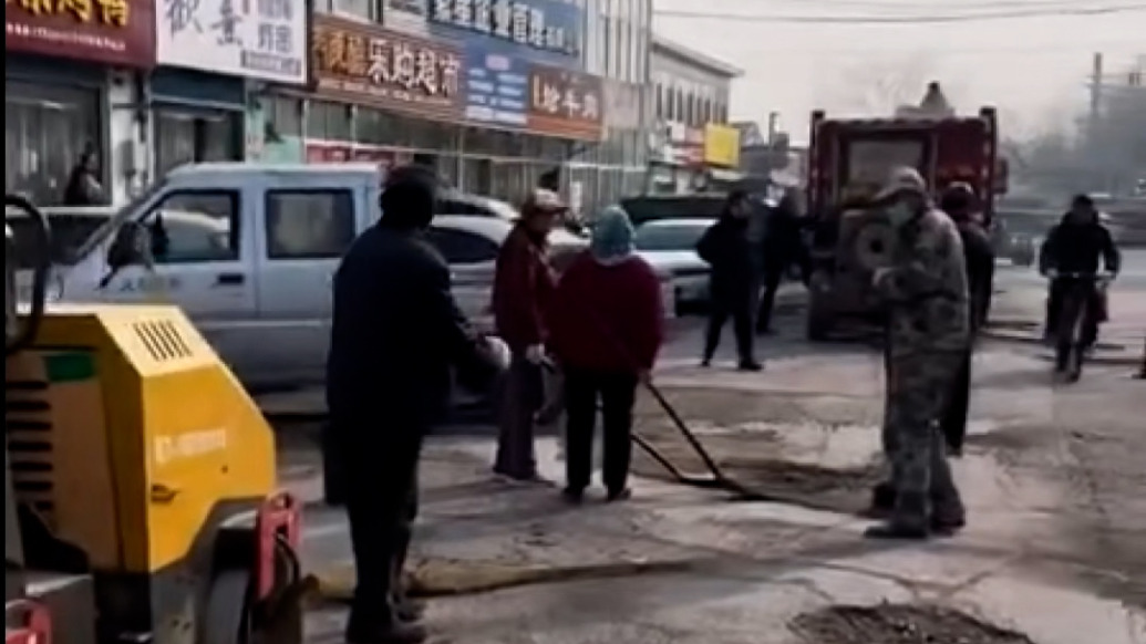濰坊小伙用“第一桶金”修補(bǔ)坑洼道路：干了件自認(rèn)為有意義的事