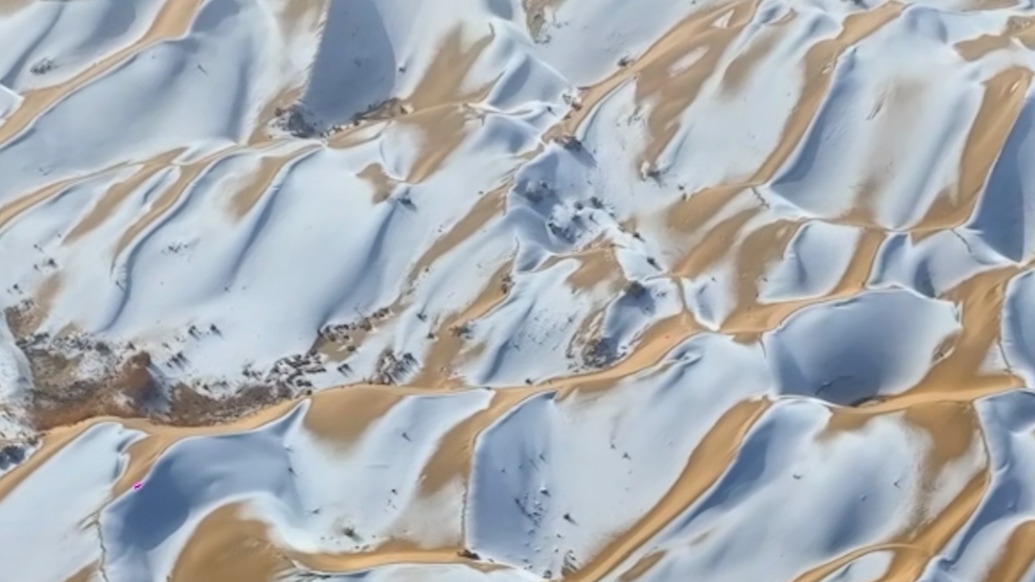 大美中国丨沙漠迎降雪，塔克拉玛干沙漠黄沙白雪交织成独特画卷