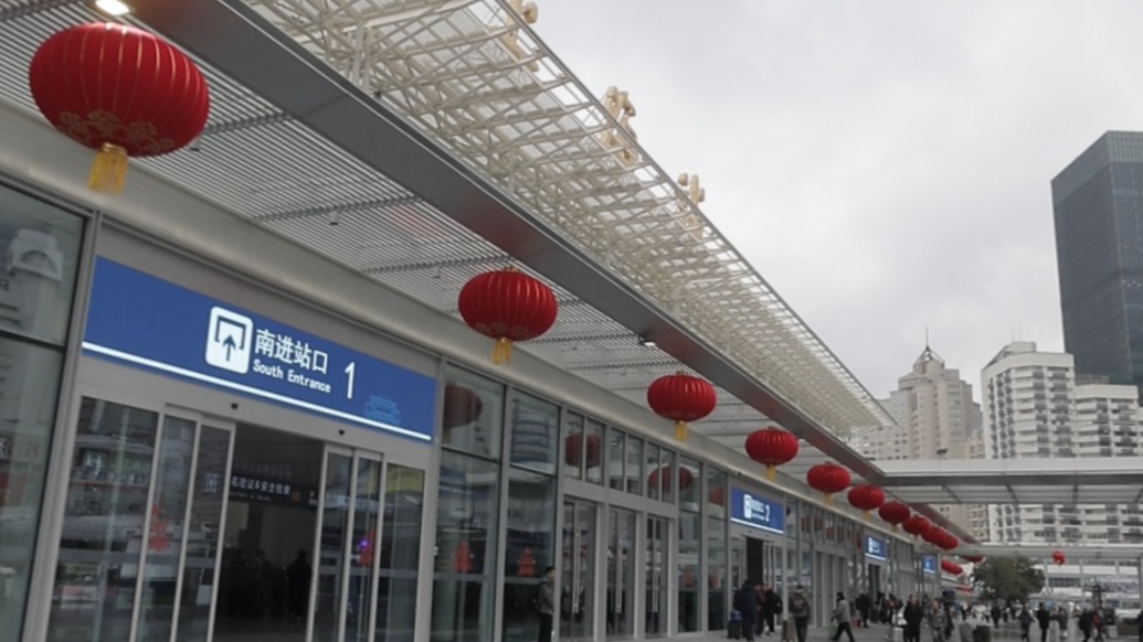 不淋雨少排队,跟着记者走一走焕新启用的上海火车站南进站口