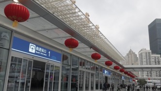 不淋雨少排队，跟着记者走一走焕新启用的上海火车站南进站口