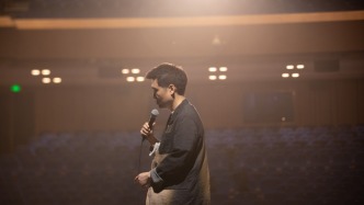 專訪梁海源：從舞臺往下看是失焦的，但我知道觀眾都在那里