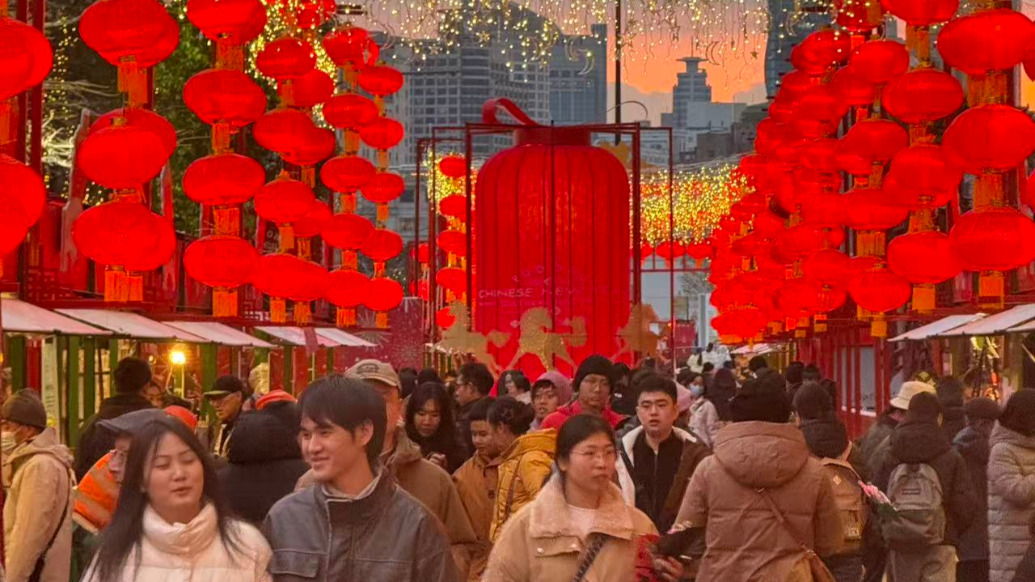 在上海过年｜打铁花、鱼灯、醒狮...浦东这个市集年味正浓
