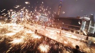 浦東中國(guó)年味節(jié)首日“沸騰”，非遺“打鐵花”首次在滬公開(kāi)演出