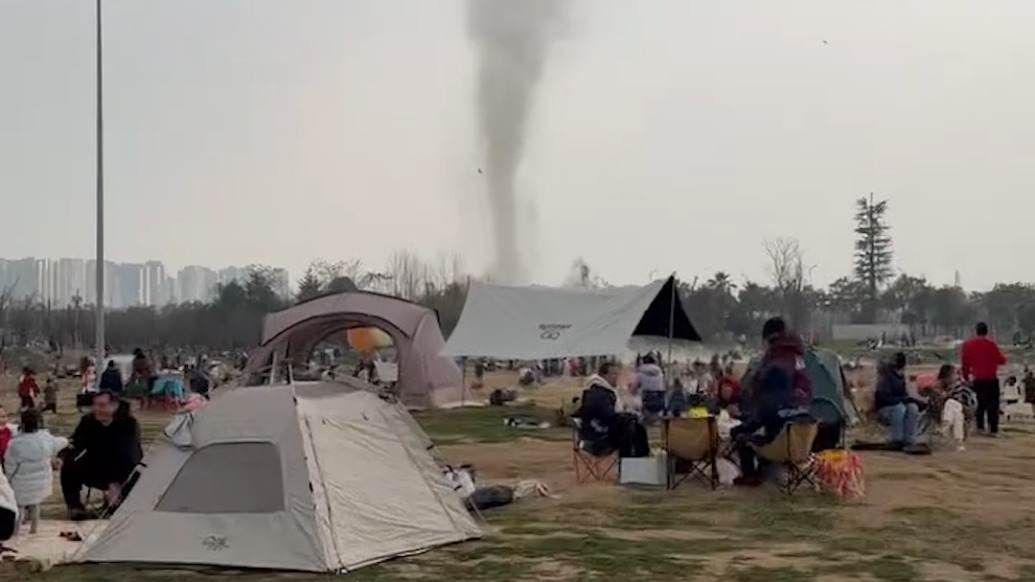 成都非遺博覽園現(xiàn)罕見龍卷風(fēng),市民用手機(jī)記錄
