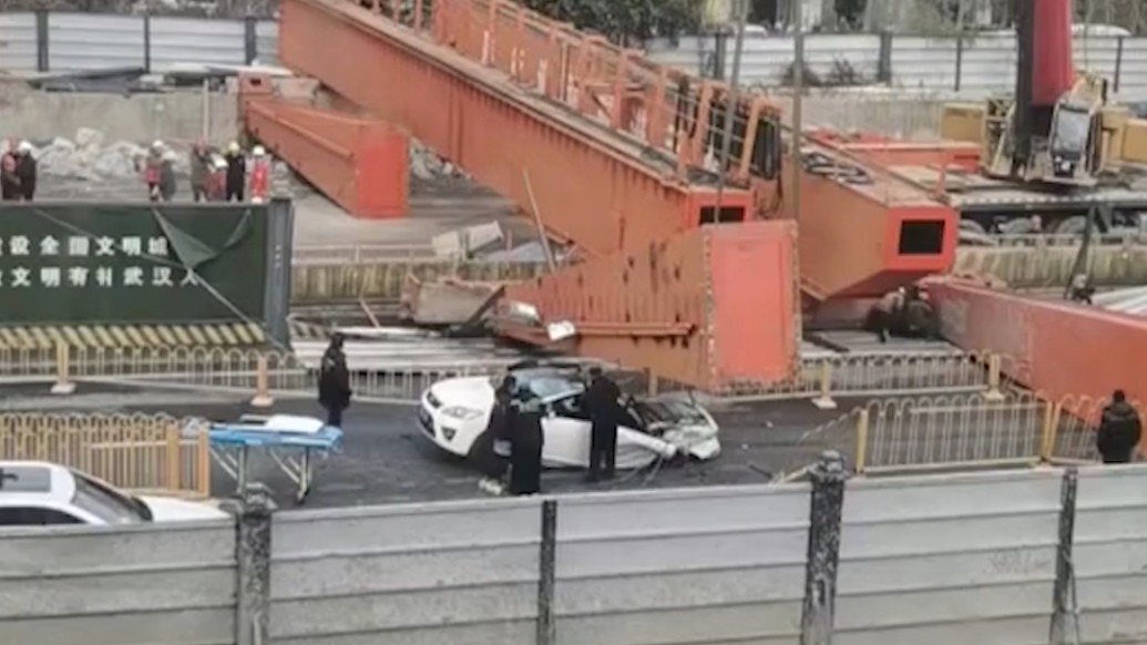 武汉地铁施工工地大型机械倒向路面砸中轿车,应急部门回应伤者送医,事故正调查