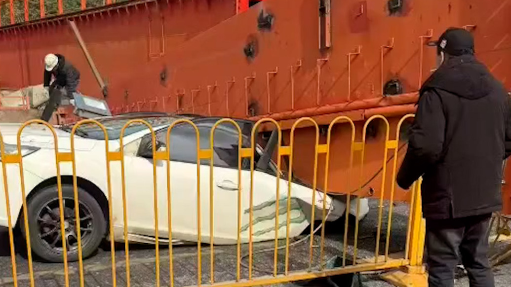 武汉地铁工地龙门吊拆除过程中倾倒,致2台路过车辆受损1死1伤