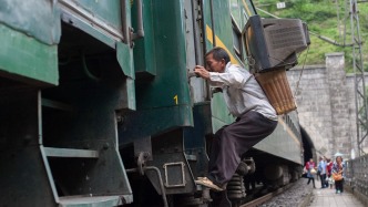 看展覽｜錢海峰：綠皮火車票的票價比我的時間還要便宜
