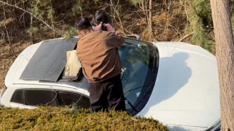 订婚路上折返，辅警小哥救下一对因车祸被困的母女